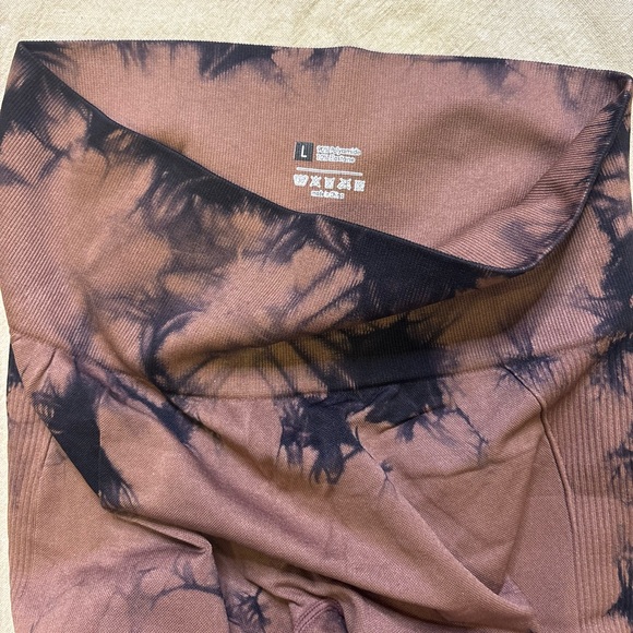 Stylish Tie-Dye Athletic Leggings - Picture 4 of 4